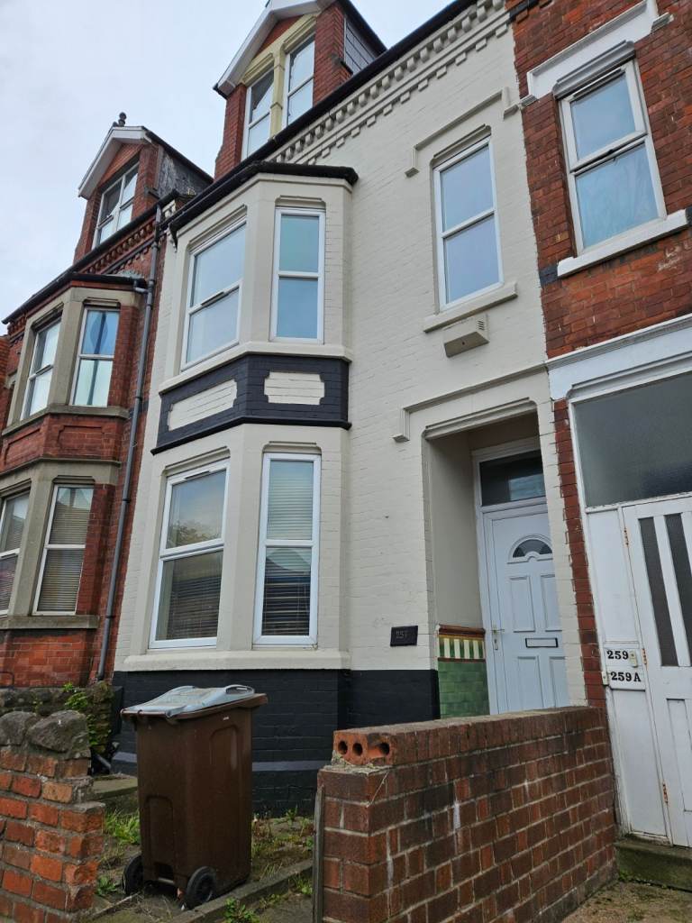 Newly refurbished 4 Bedroom House opposite Pure Gym