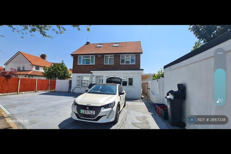 Studio flat in Hinton Avenue, Hounslow, TW4 (#2867338)