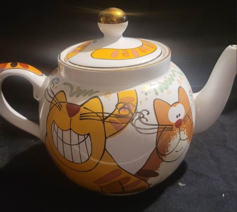 KAREN WHEATLEY HAND PAINTED TEAPOT YELLOW & ORANGE CATS  Excellent Condition ML
