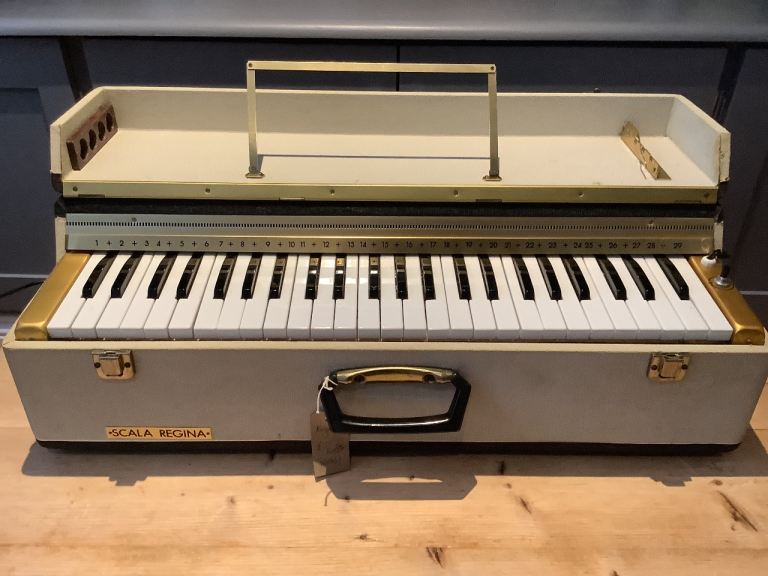 Vintage Scala Regina Electric Keyboard Organ – Fair Condition