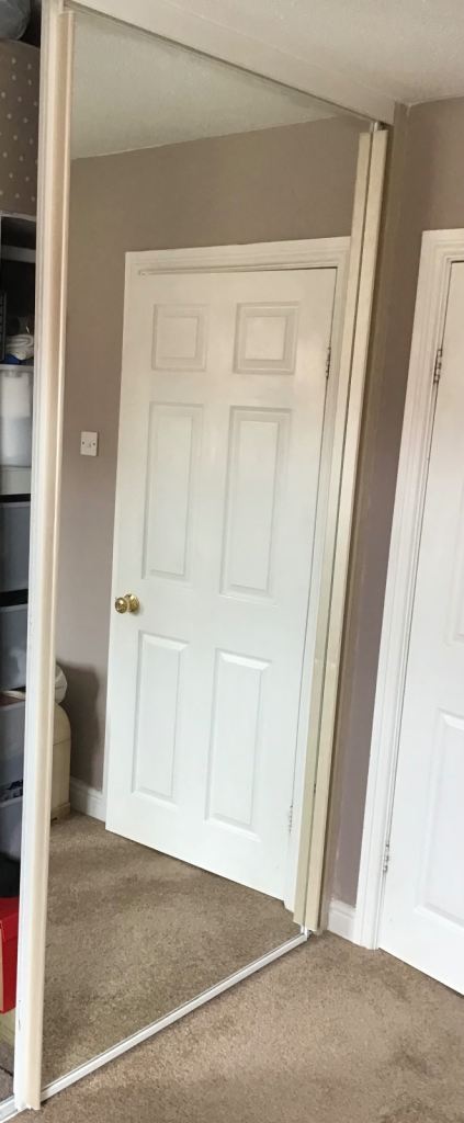 Large Mirrored Sliding Wardrobe Door – Good Condition FREE
