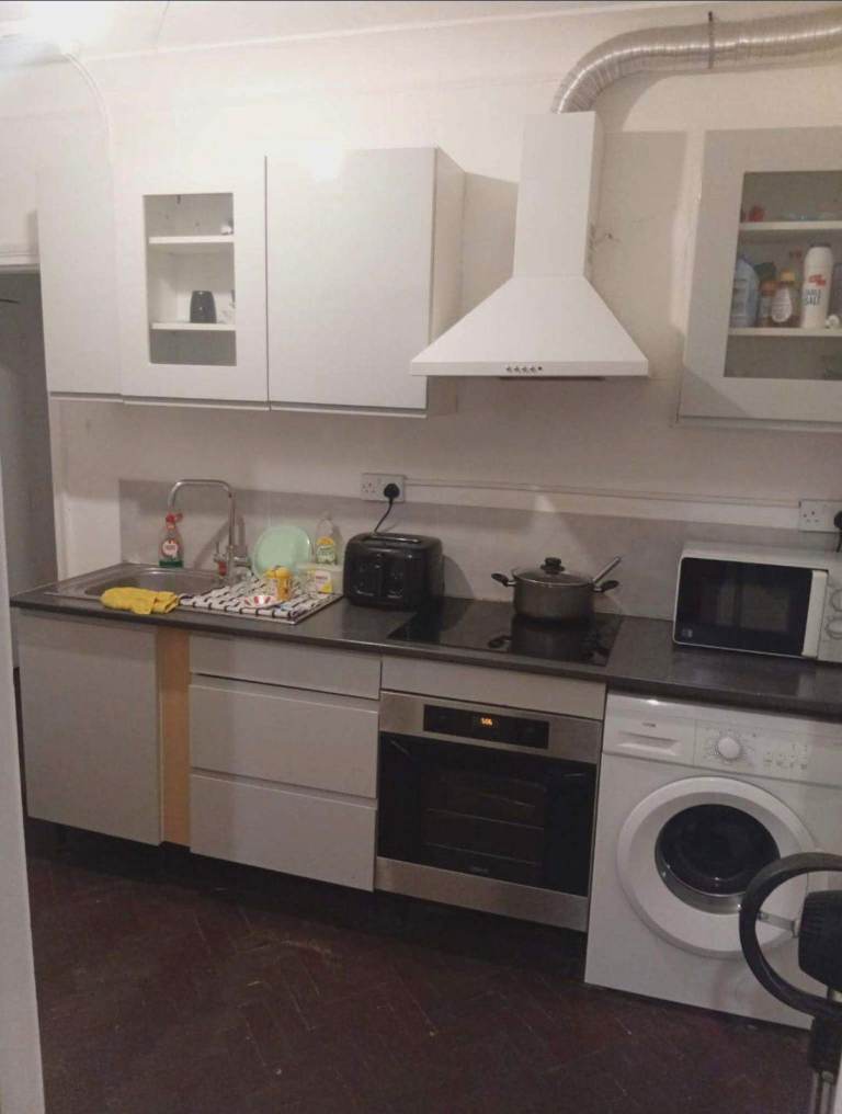 Fully Furnished 2 Double Bedroom Property – All Bills Included & Parking - COMPANY LET ALLOWED