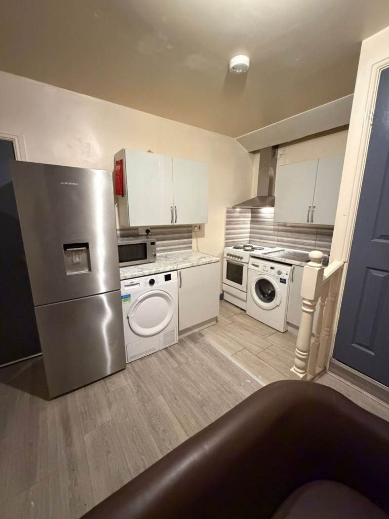1 BEDROOM FLAT AVAILABLE IN B12