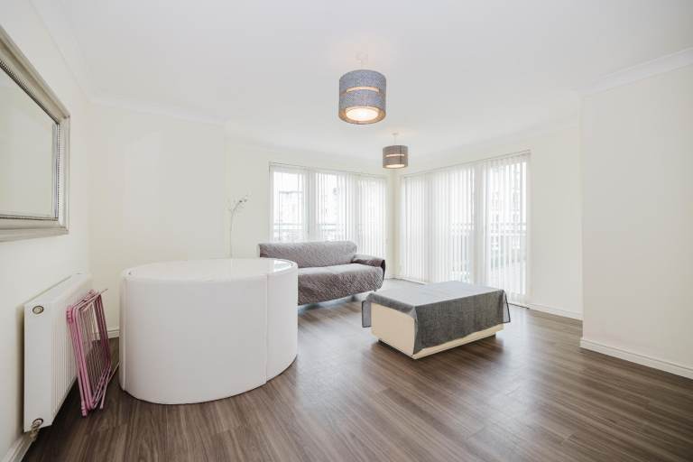 Highly desirable, 2 bedroom, 2nd floor flat in modern development, in Clermiston – available NOW
