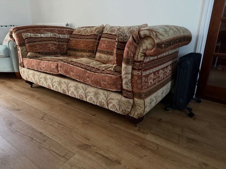 Elegant Derwent Vintage sofa with Rolled Arm Sofa - excellent condition 