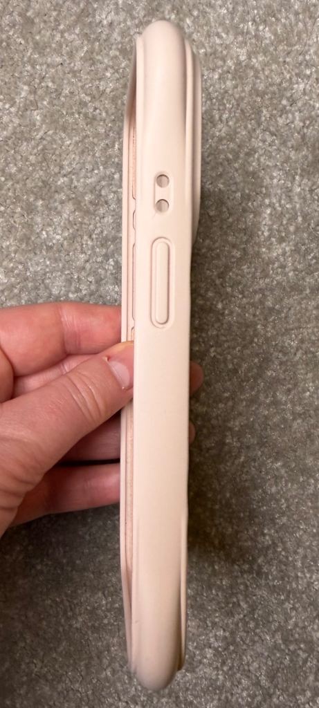 CASETiFY Ripple Silicone Case - Oat - for iPhone 15 Pro Magsafe Used