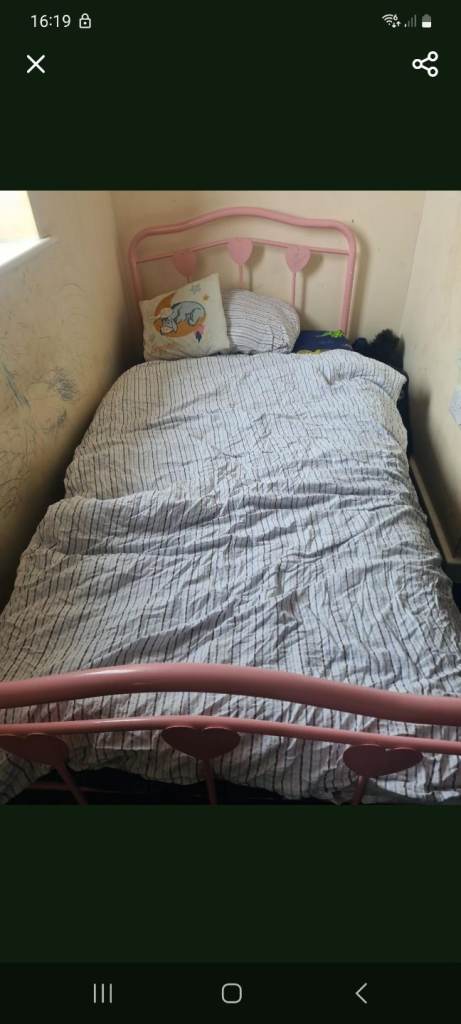 single metal bed