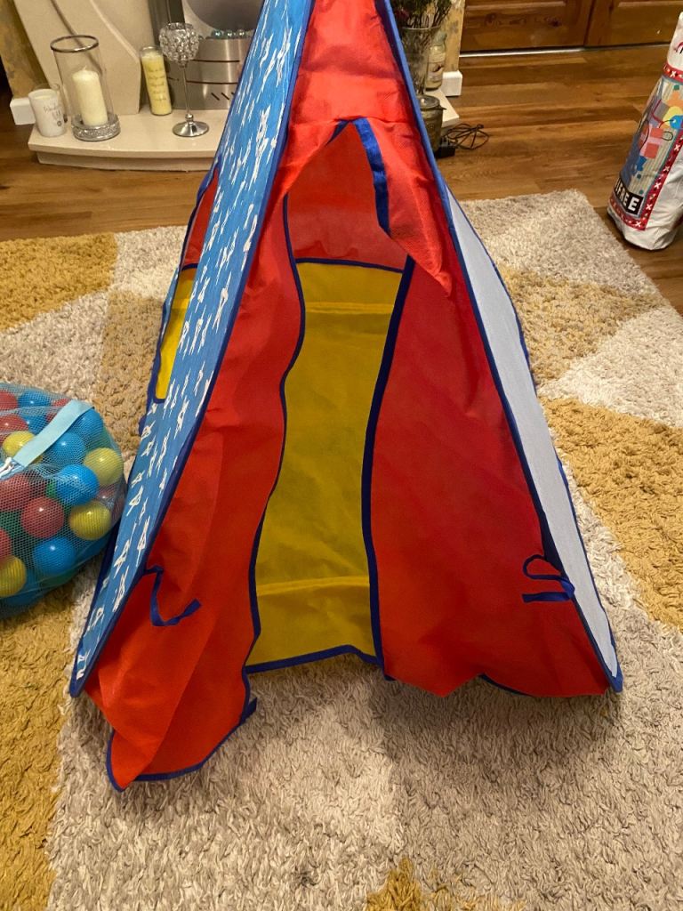 Pop up play tent with bag of coloured balls