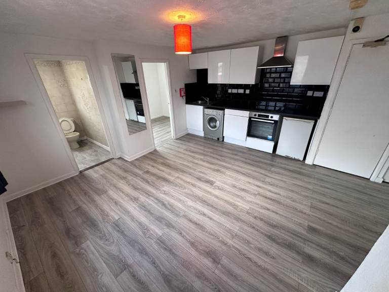 1 Bed flat - Shirley - Parking - Available December 2026