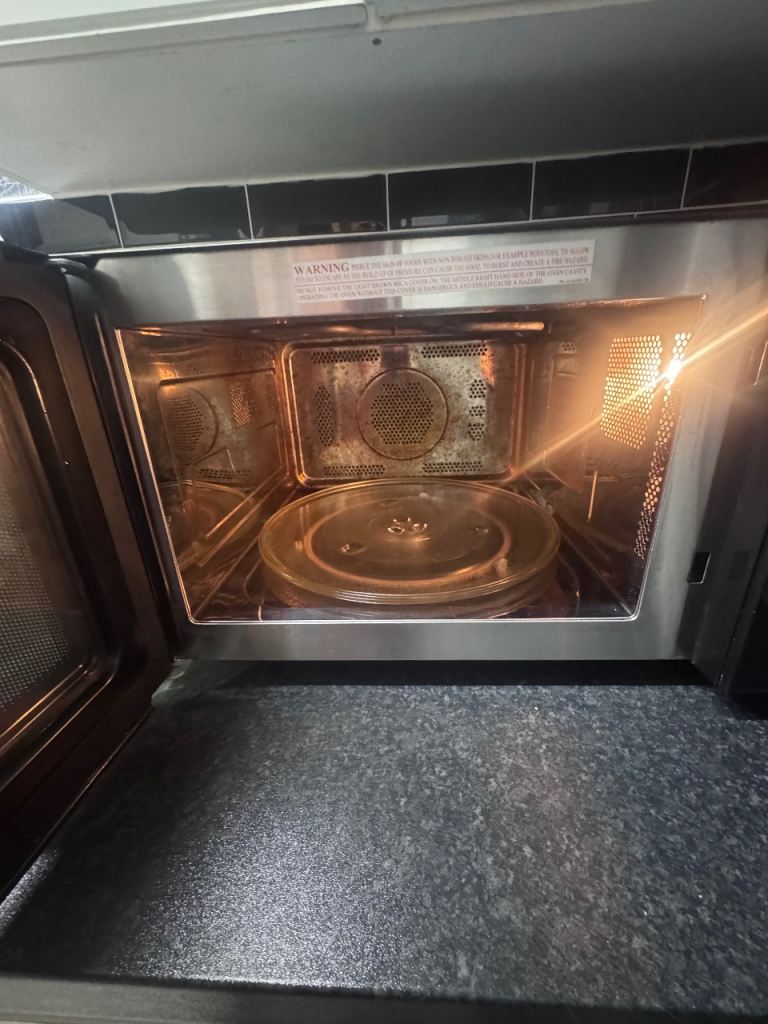 Delonghi Microwave Oven with Grill Function - Good Condition
