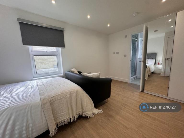 1 bedroom in Canterbury Street, Gillingham, ME7 (#2716127)