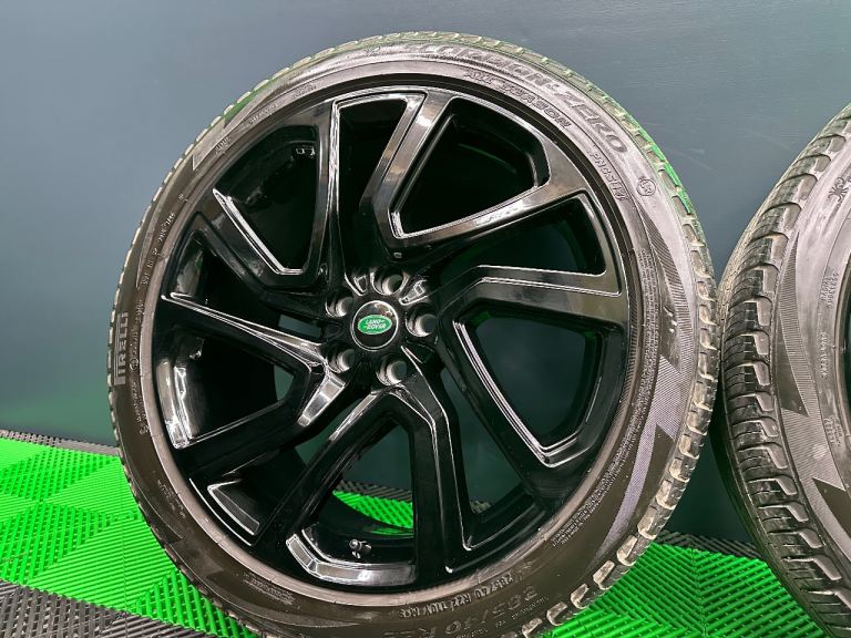 Land Rover Discovery 5 22” Powdered Gloss Black alloy wheels - style 5025 & 5/7mm+ Pirelli’s!