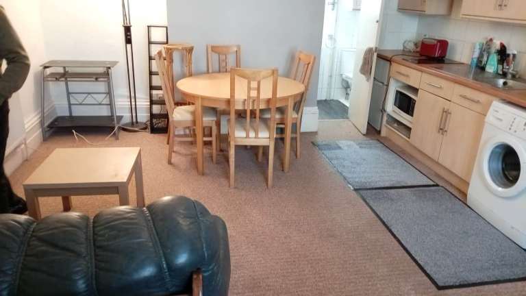 STUDIO FLAT with OWN BATHROOM in Maidstone