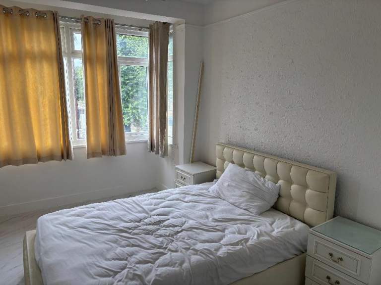 1 Double bedroom flat in Inwood Road, Hounslow, TW3