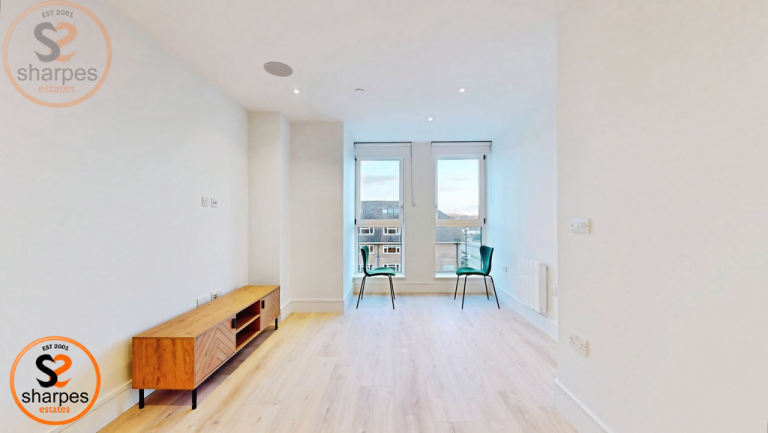 1 bedroom flat in Flat 8, Coombe Hill House, Beverley Way, London