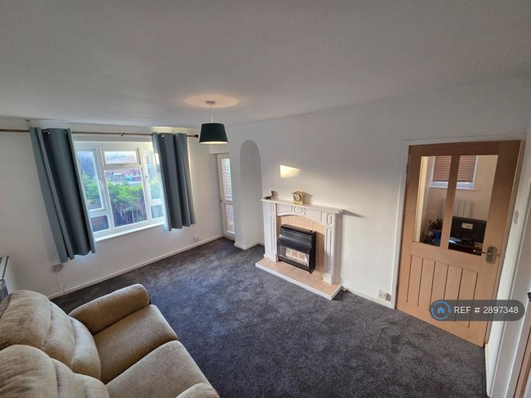 1 bedroom flat in West Park Close, Leeds, LS8 (1 bed) (#2897348)