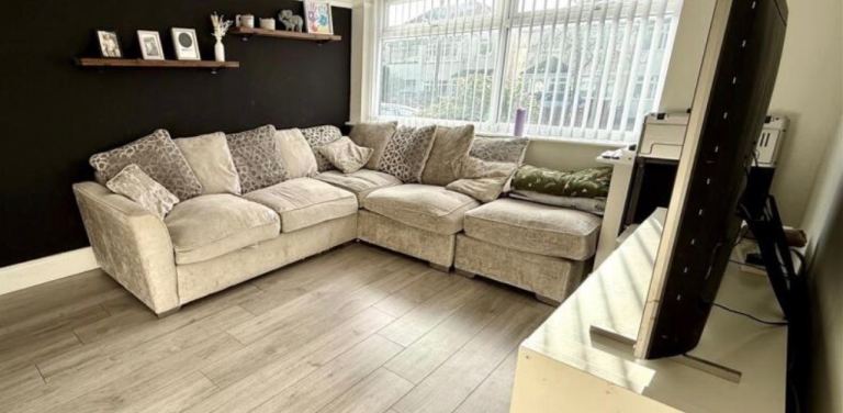 Taskers Corner couch with foot rest 
