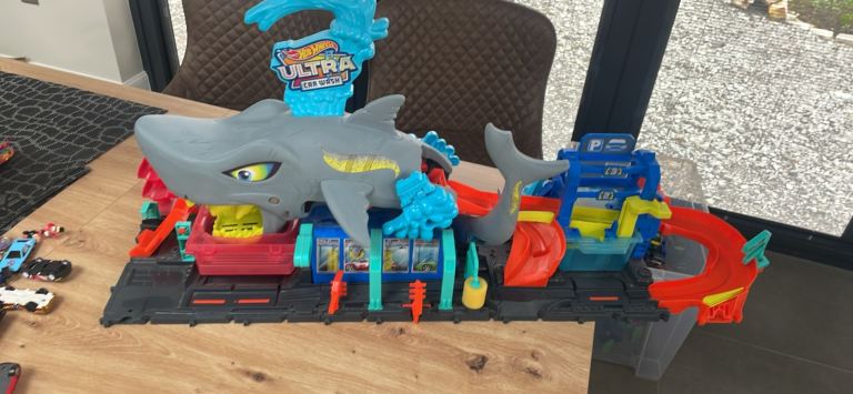 Hot Wheels Shark Car Wash and cars