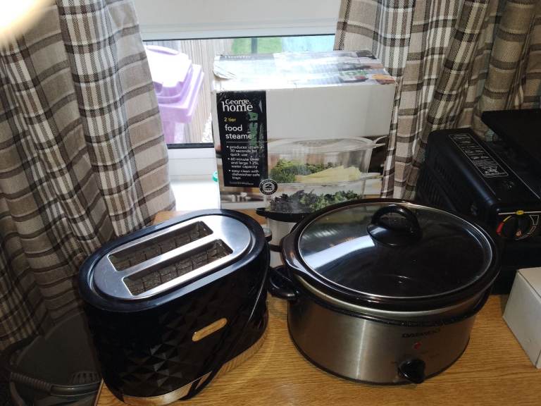 Toaster slow cooker and food steamer 