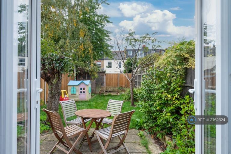 3 bedroom house in Chestnut Road, London, SW20 (3 bed) (#2762324)