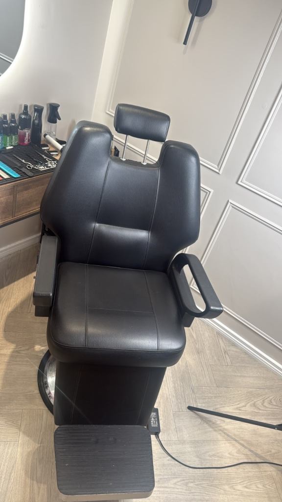 Black Hydraulic Barber/Salon Chair – Good Condition