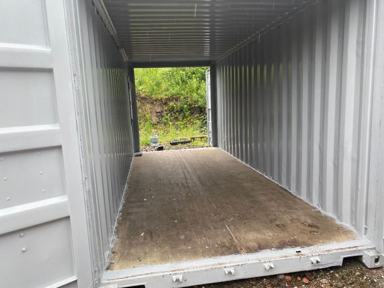 Double sets of baron doors shipping Contay
