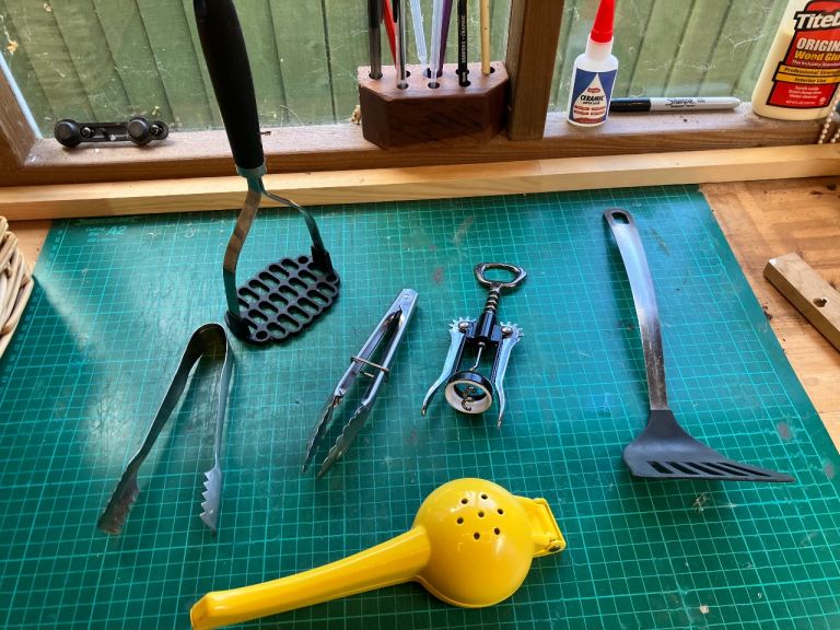 6 kitchen utensils/items