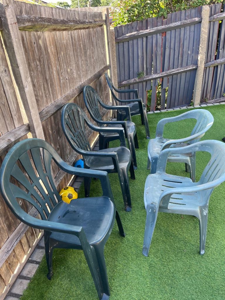 6 plastic garden chairs