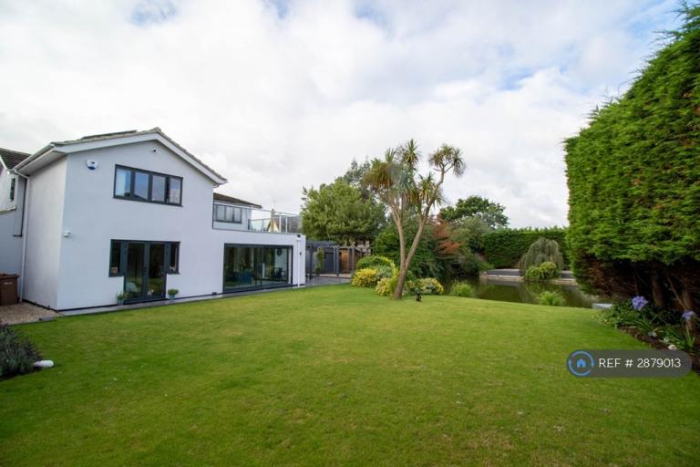 3 bedroom flat in Champions Way, South Woodham Ferrers, Chelmsford, CM3 (3 bed) (#2879013)