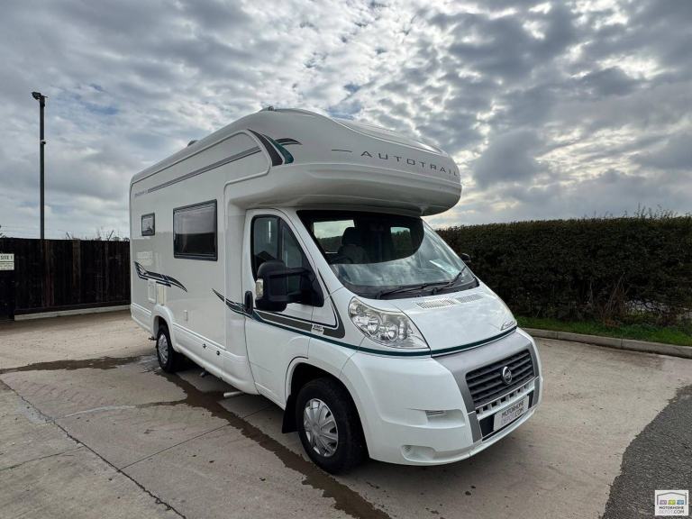 AUTO-TRAIL TRACKER EKS — HUGE LOUNGE — £24,999
