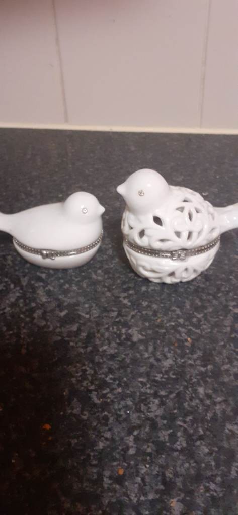 Pair of White Ceramic Bird Trinket Boxes – Good Condition