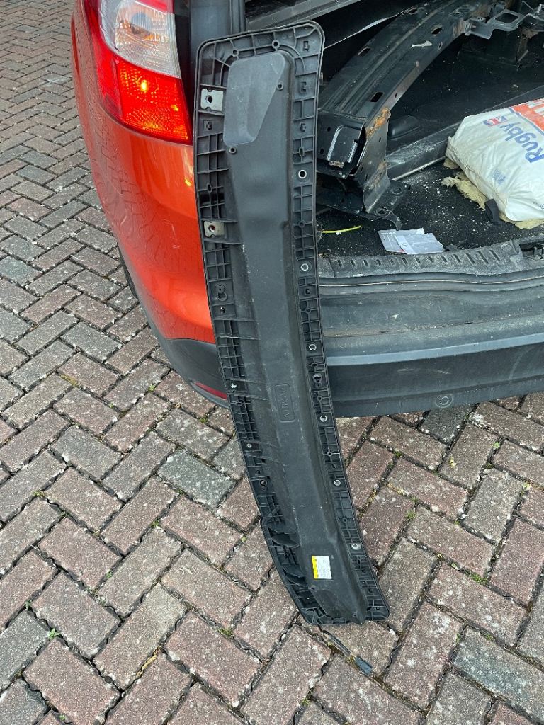 Range Rover Evoque bonnet air bag