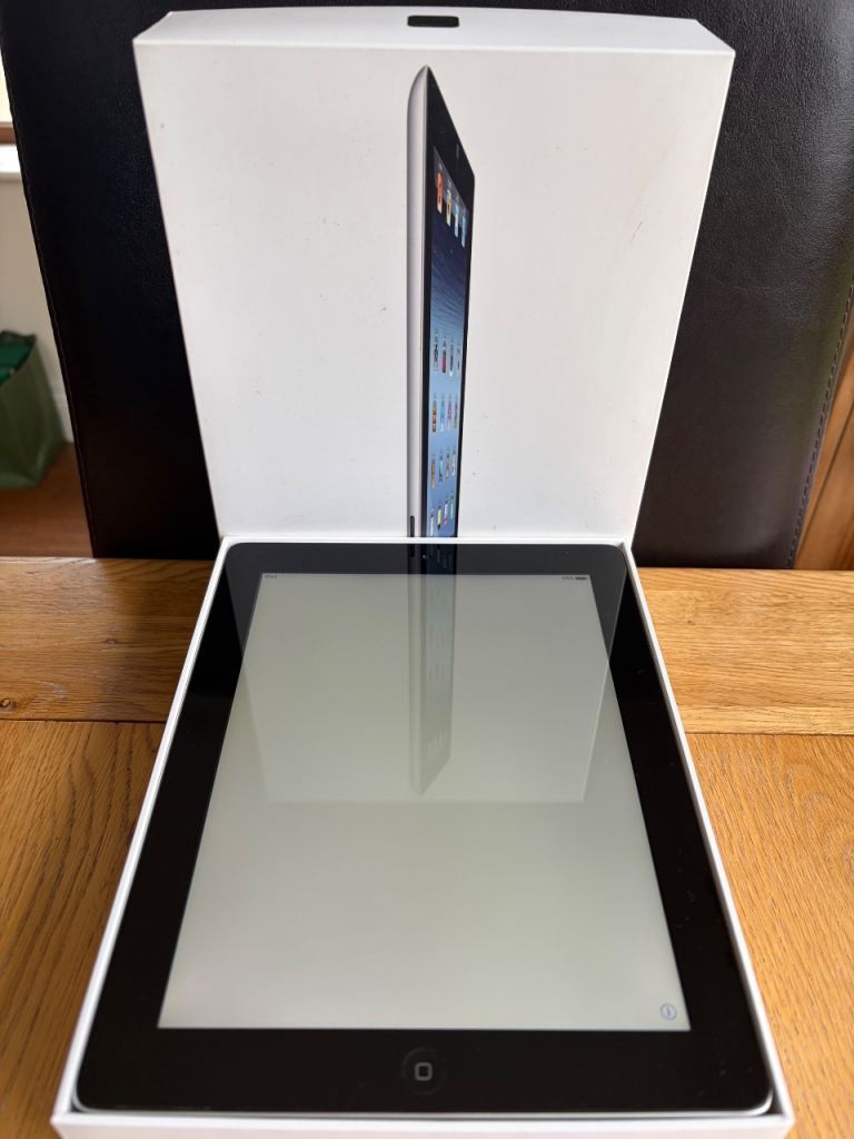 Apple iPad 2 16GB Wi-Fi – Excellent Condition, Box + Charger