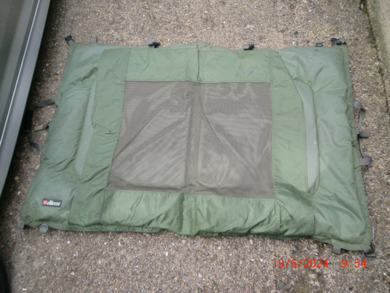 REDUCED – DIEM UNHOOKING MAT, WITH RAISED EDGE,  TOP COVER, THICK BASE AND VELCRO CARRY HANDLES.  