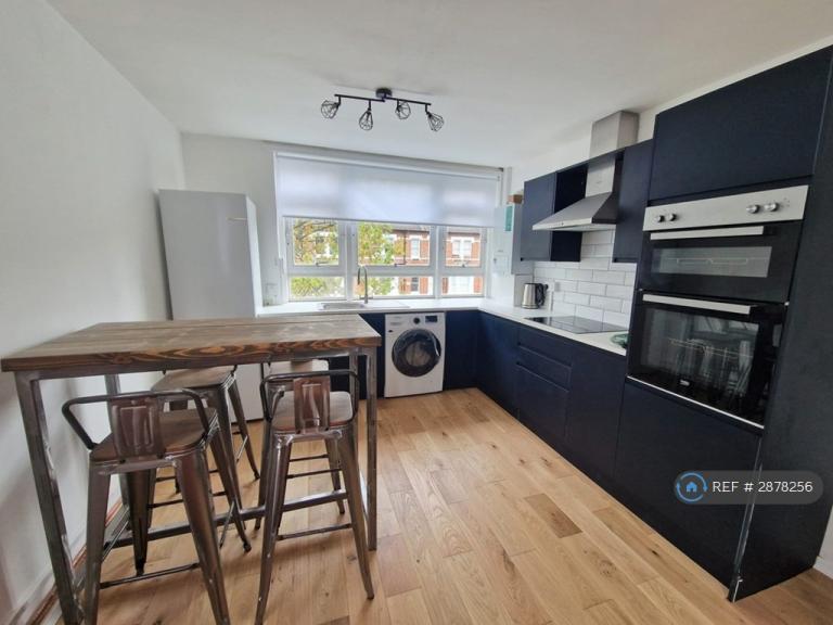 6 bedroom flat in Rosenau Road, London, SW11 (6 bed) (#2878256)