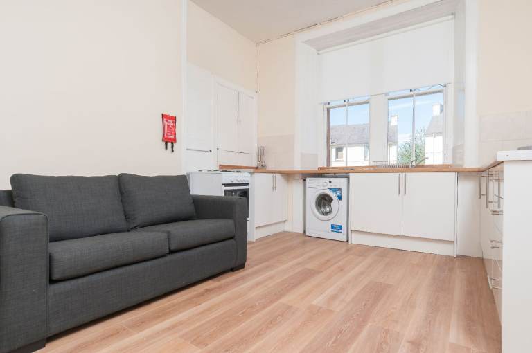 Fantastic, 1 bed flat with box room, in Slateford – available October