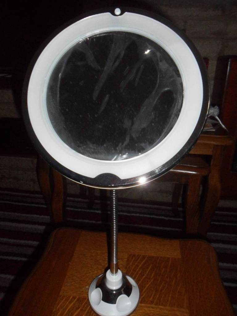 LED Magnifying Lamp with Flexible Gooseneck – Good Condition (New)