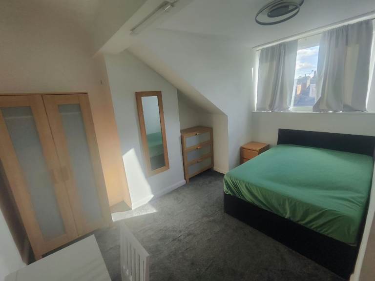 Double room for female in LS8 5BT near St. James's hospiral
