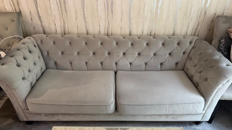 Luxury 3-Seater Velvet Chesterfield Sofa – Excellent Condition