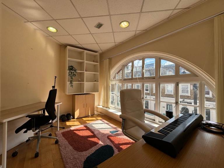 Private and quirky office next to Chalk Farm tube station. Price includes all bills. NW1 / NW3