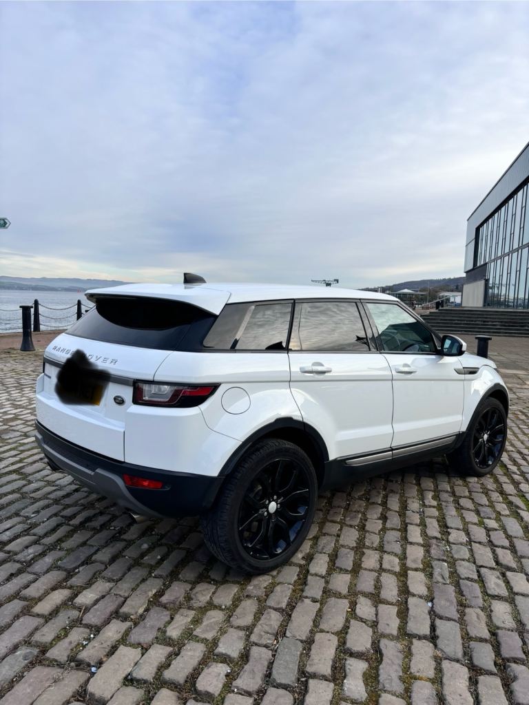 2017 white Range Rover evoque 