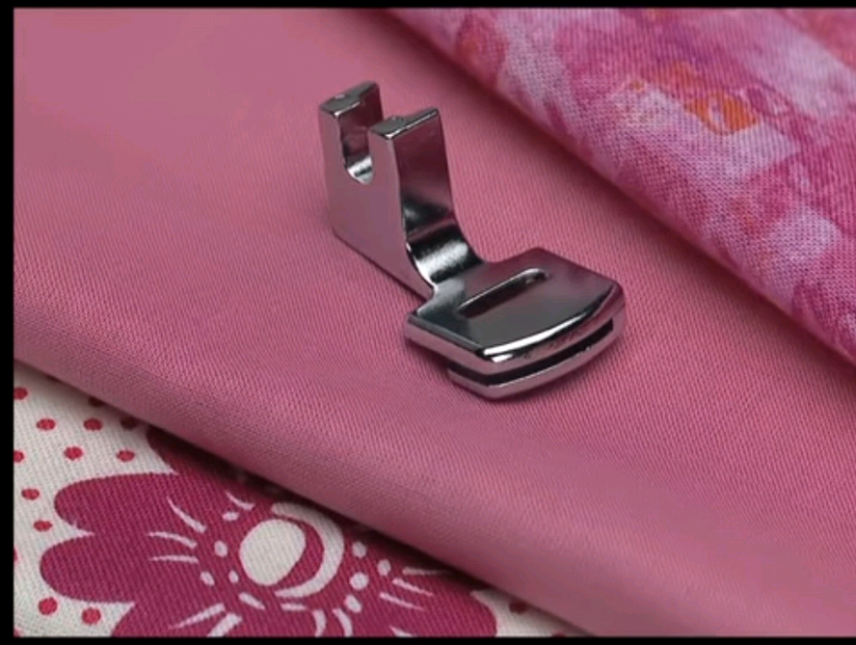 Sewing machine ruffle foot 