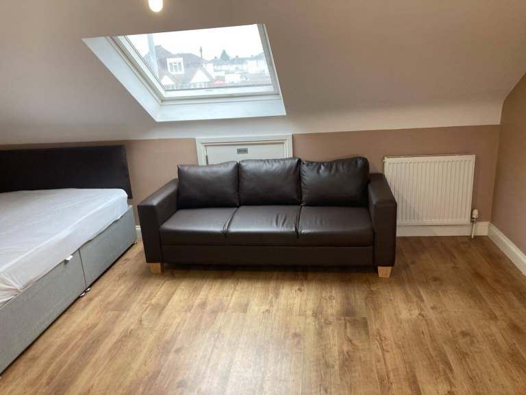 Large Double Room with own shower/ toilet to rent in Hitchin Rd, Luton LU2 7SL
