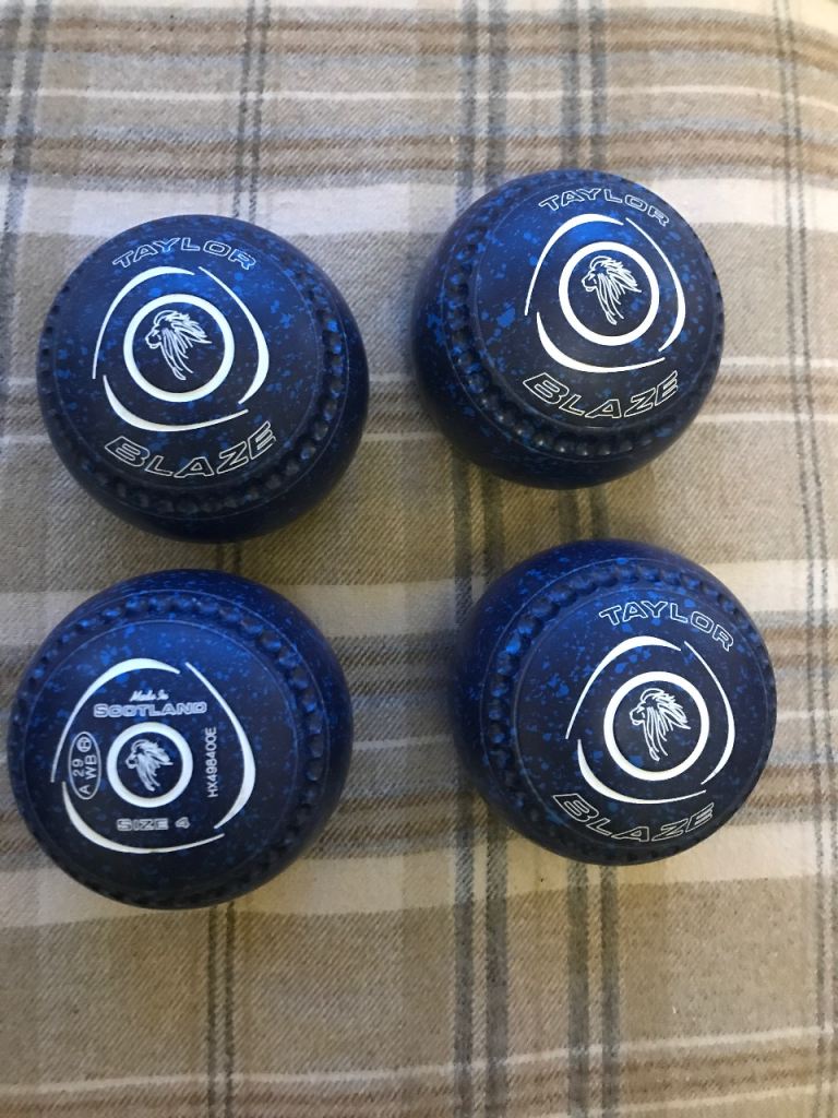 Taylor Blaze 4H WB29 std grip blue speckled “Lions head” motif bowls. GC.
