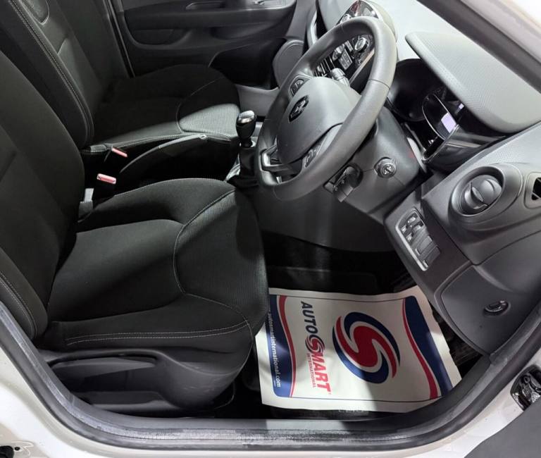 2017 Renault Clio 1.2 16V Play 5dr HATCHBACK PETROL Manual