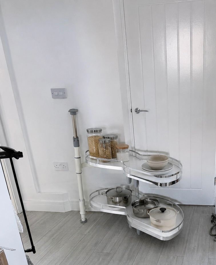 Corner cabinet pull out organiser 