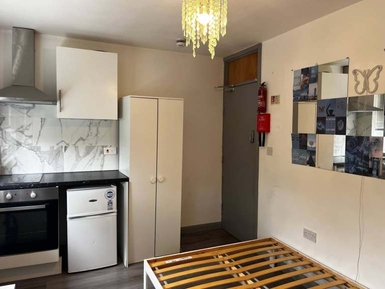 self-contained studio flat in Northolt UB5 – DSS Considered