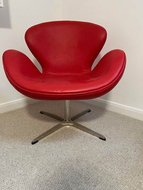 Aarne Jacobsen Swan chair in red leather