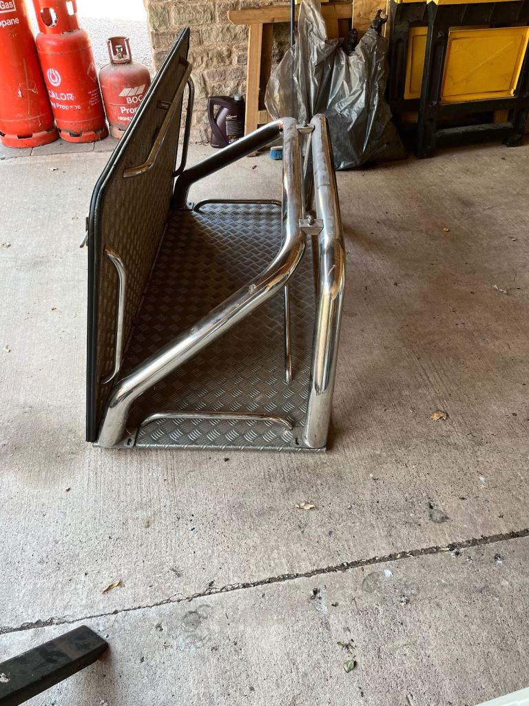 Hilux Roll bar and canopy 