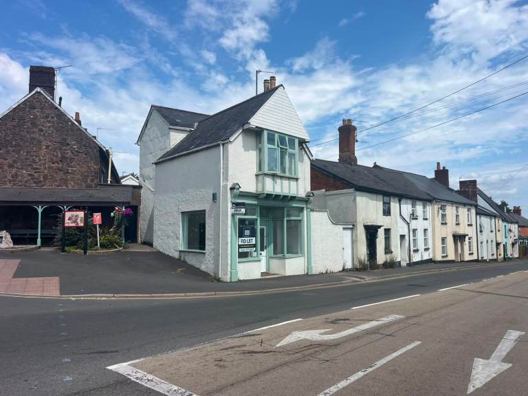 Retail shop to Rent £135 p/w -Cullompton Devon -Direct from Landlord- No extra Fees